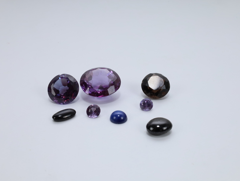 Samling slipte edelsteiner – ametyst, røykkvarts og andre
