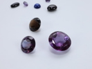 Samling slipte edelsteiner – ametyst, røykkvarts og andre
