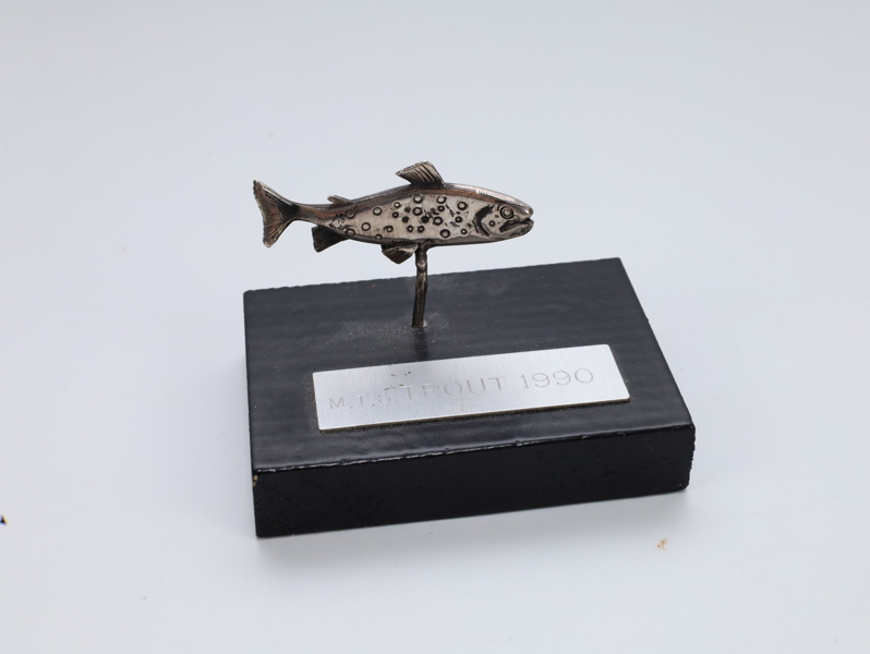 Troféfigur «M.T.S. Trout 1990» – fisk på sokkel i 830 sølv
