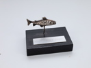 Troféfigur «M.T.S. Trout 1990» – fisk på sokkel i 830 sølv