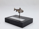 Troféfigur «M.T.S. Trout 1990» – fisk på sokkel i 830 sølv