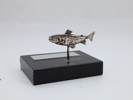 Troféfigur «M.T.S. Trout 1990» – fisk på sokkel i 830 sølv