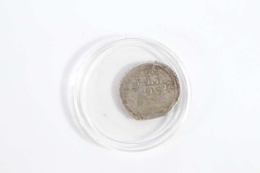 Eldre sølvmynt med arabisk inskripsjon
