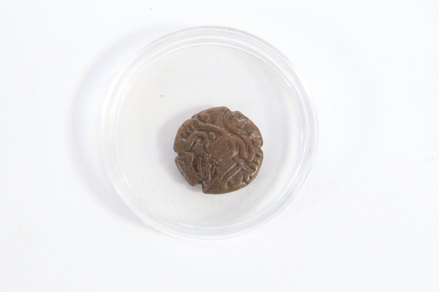 Eldre kobbermynt med dekorativt preg
