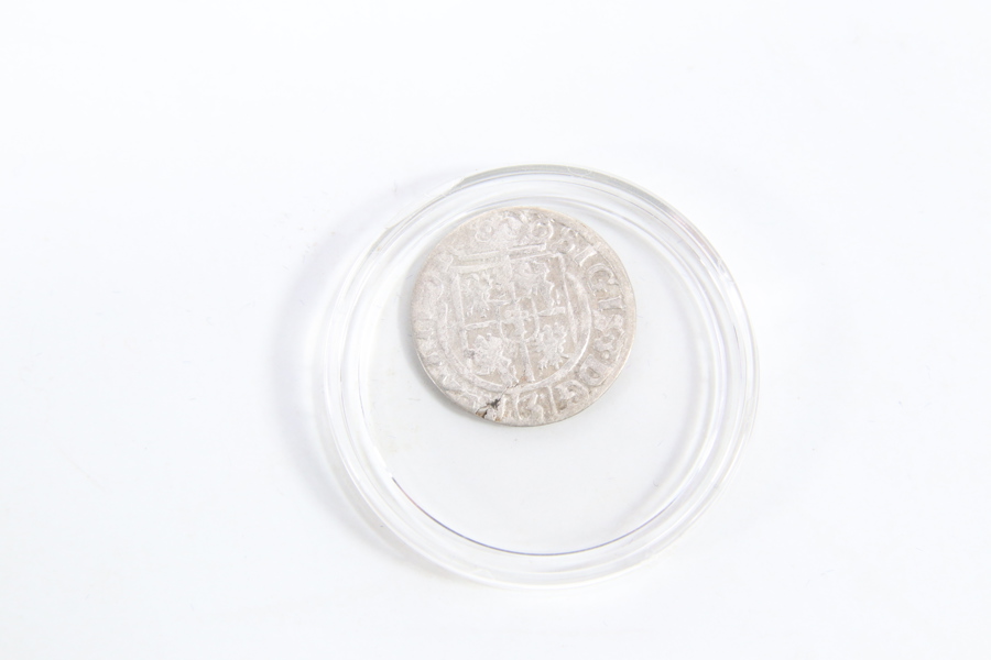 Eldre sølvmynt med våpenskjoldmotiv
