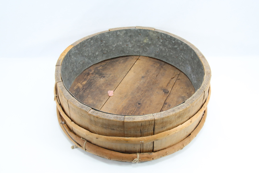 Stor melkering i tre med sinkfôr
