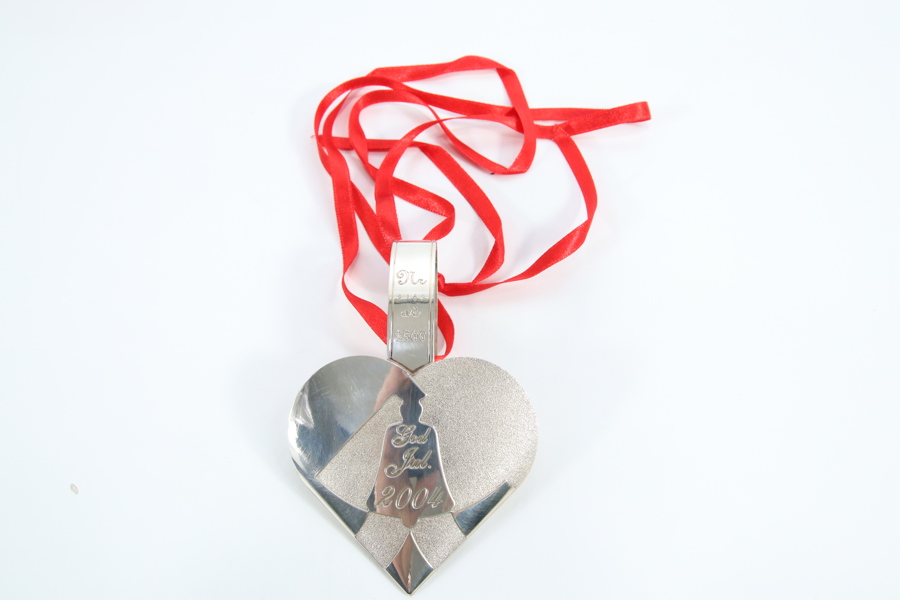 Julehjerte 2004 – Sølv 830S, nummerert – Gullsmed Moen
