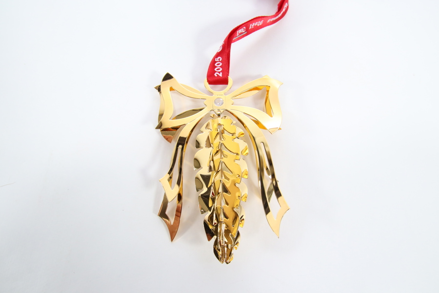 Georg Jensen juleornament 2005 – Forgylt sløyfe med granbar i original eske

