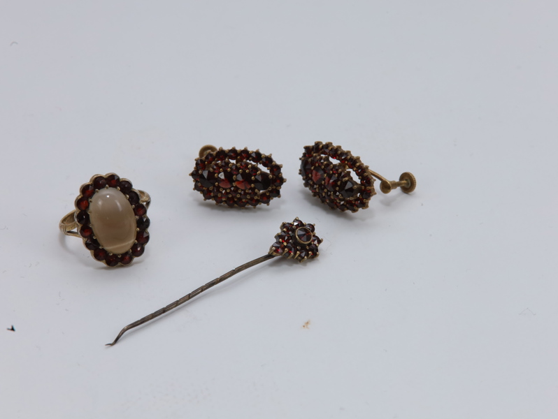 Antikk smykkesett med granater – ring, øredobber og nål – forgylt sølv
