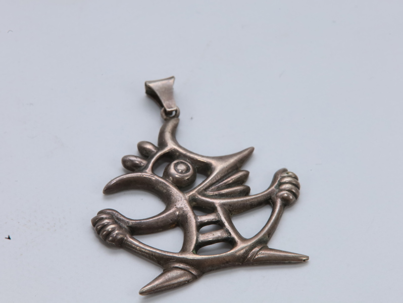 Modernistisk anheng i sølv 830 S – håndlaget norsk design
