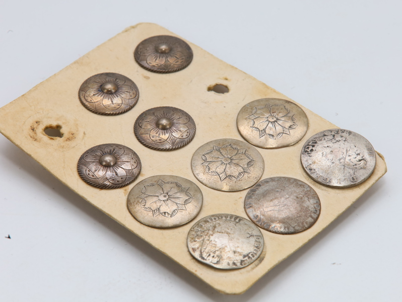 Samling eldre sølvknapper – håndgravert bunadssølv, 1800–1900-tallet
