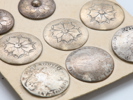 Samling eldre sølvknapper – håndgravert bunadssølv, 1800–1900-tallet