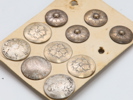 Samling eldre sølvknapper – håndgravert bunadssølv, 1800–1900-tallet