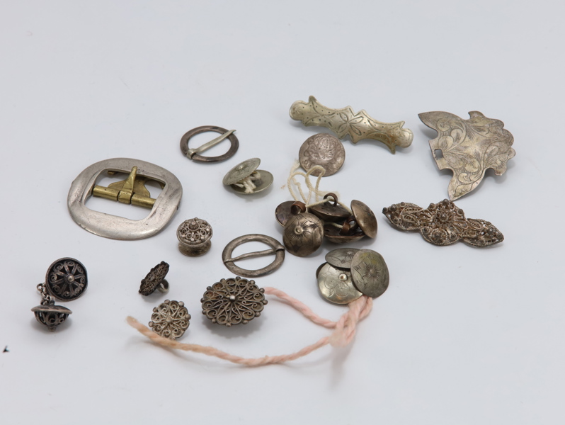 Samling eldre bunadssølv og metallarbeider – knapper, spenner og beslag, 1800–1900-tallet
