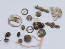 Samling eldre bunadssølv og metallarbeider – knapper, spenner og beslag, 1800–1900-tallet