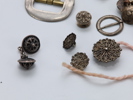 Samling eldre bunadssølv og metallarbeider – knapper, spenner og beslag, 1800–1900-tallet