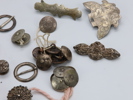 Samling eldre bunadssølv og metallarbeider – knapper, spenner og beslag, 1800–1900-tallet