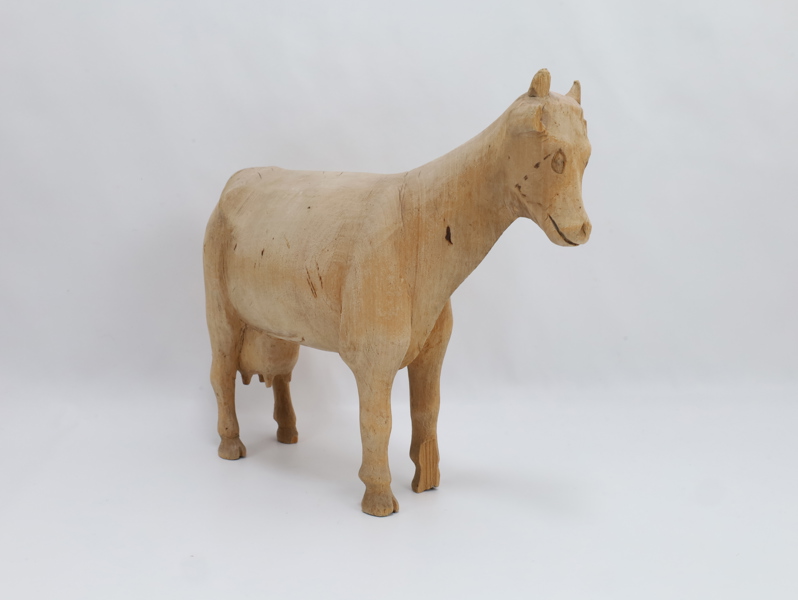 Håndskåret norsk ku i tre – folkekunst, ca. tidlig 1900-tall
