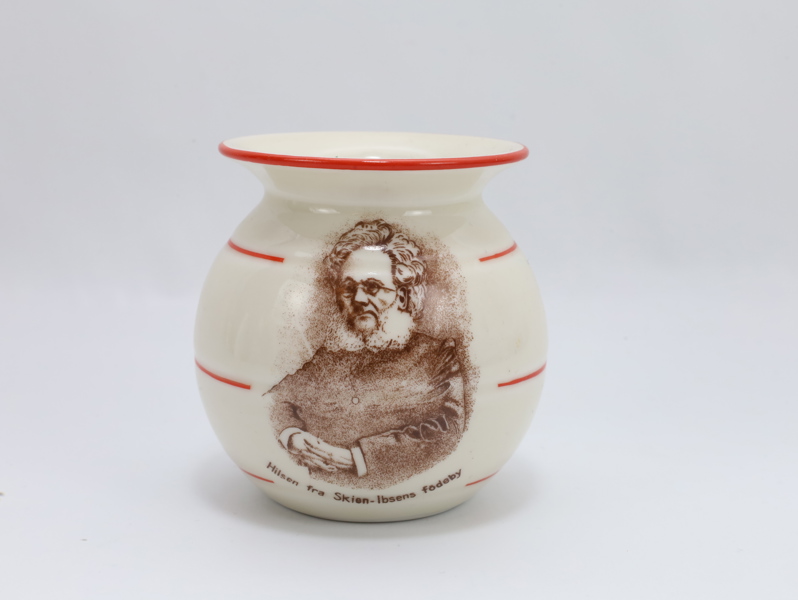Porsgrund Porselen – «Hilsen fra Skien – Ibsens fødeby», minnevase
