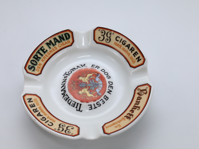 Tiedemanns Tobak – reklameaskebeger med 4-felts dekor, Porsgrund Porselen