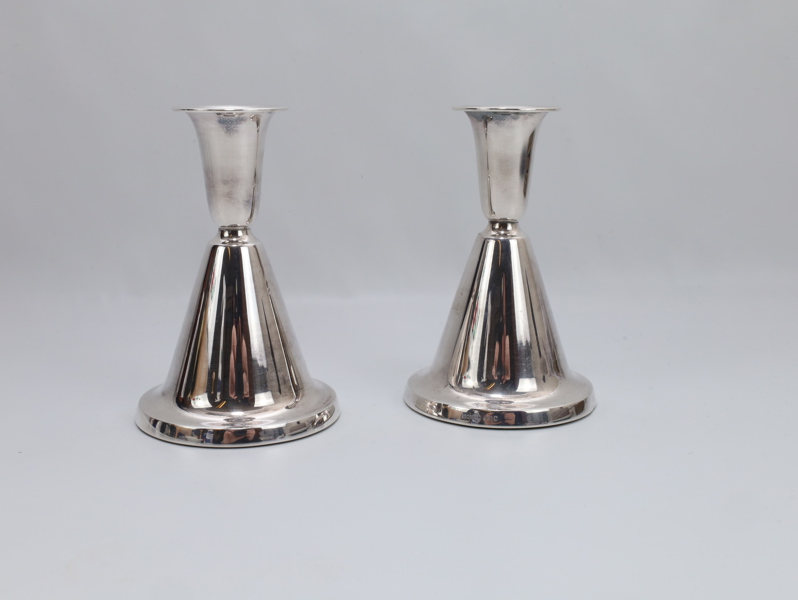 Par lysestaker i 830 sølv – norsk design, 1900-tallet