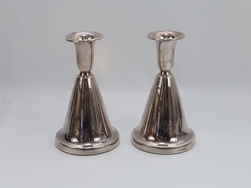 Par lysestaker i 830 sølv – norsk arbeid, høyde 13,4 cm