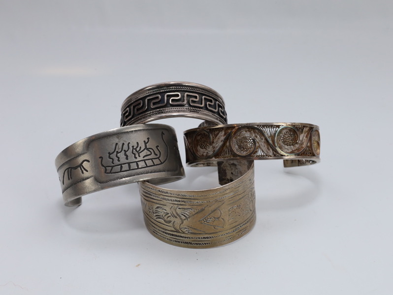 Samling med fire armbånd i sølv og metall – håndgravert og filigran