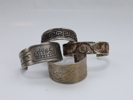 Samling med fire armbånd i sølv og metall – håndgravert og filigran