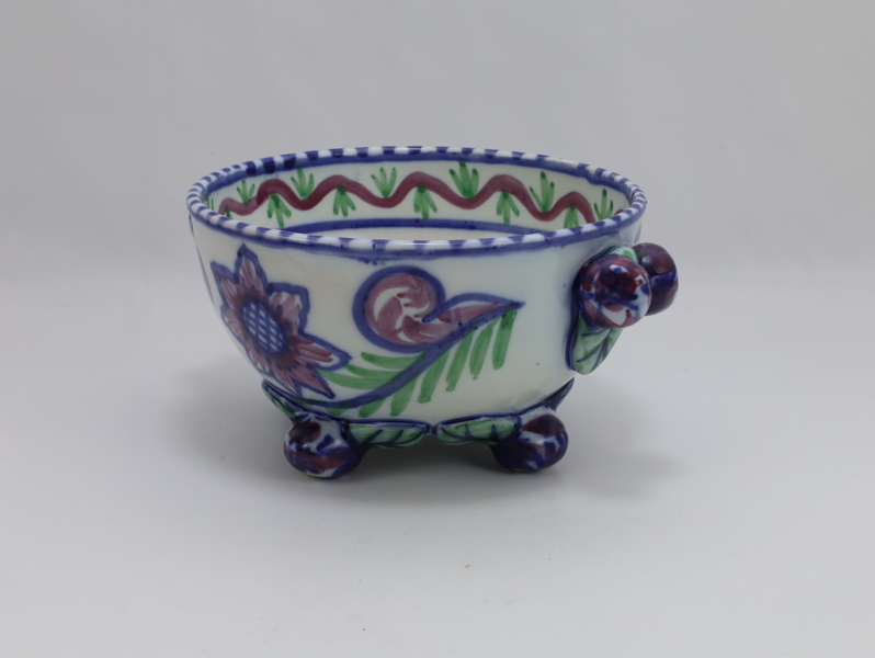 Egersund Fayance – håndmalt bolle med blomstermotiv og kuleføtter, ca. 1930–1950