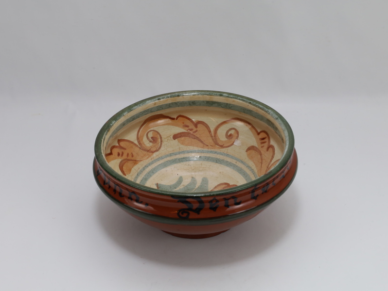 Gravern – håndmalt bolle i bonderomsstil, brun og grønn dekor, ca. 1900–1920