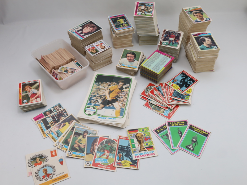 Stor samling gamle fotballkort – ca. 1500–2000 stk, usortert
