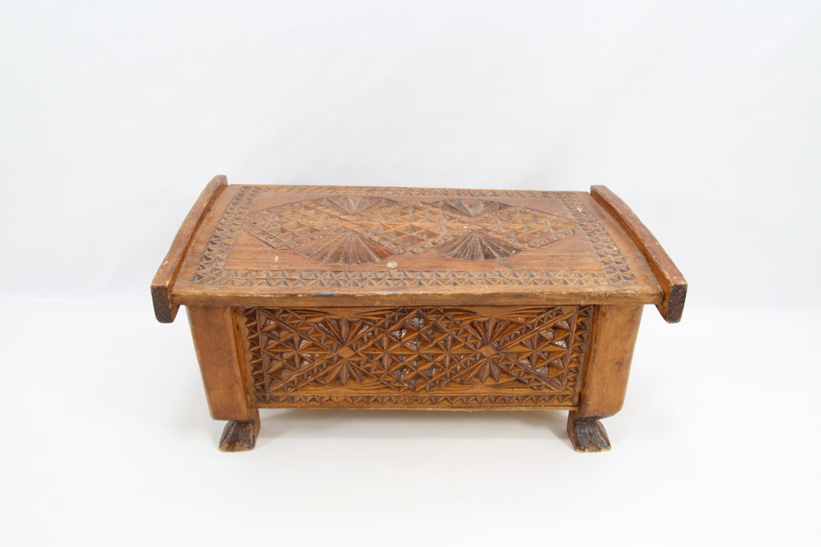 Håndskåret treboks med lokk