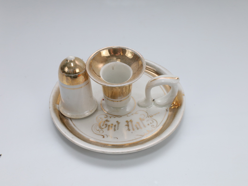 Tidlig Porsgrund Porselen – kammerstake med lysslukker, "God Nat"