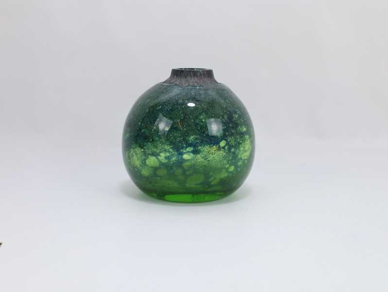 Benny Motzfeldt – håndblåst kunstglassvase, grønn-blå, høyde 8,5 cm