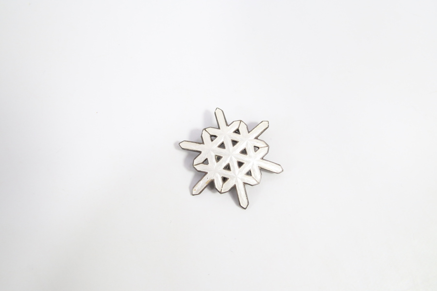 Brosje i sterling sølv med hvit emalje – Snøkrystall
