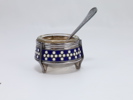 Saltkar med blå emalje og sølv-/sølvpletramme + ske – høyde ca. 3-4 cm