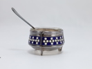 Saltkar med blå emalje og sølv-/sølvpletramme + ske – høyde ca. 3-4 cm