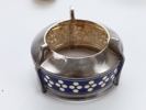 Saltkar med blå emalje og sølv-/sølvpletramme + ske – høyde ca. 3-4 cm