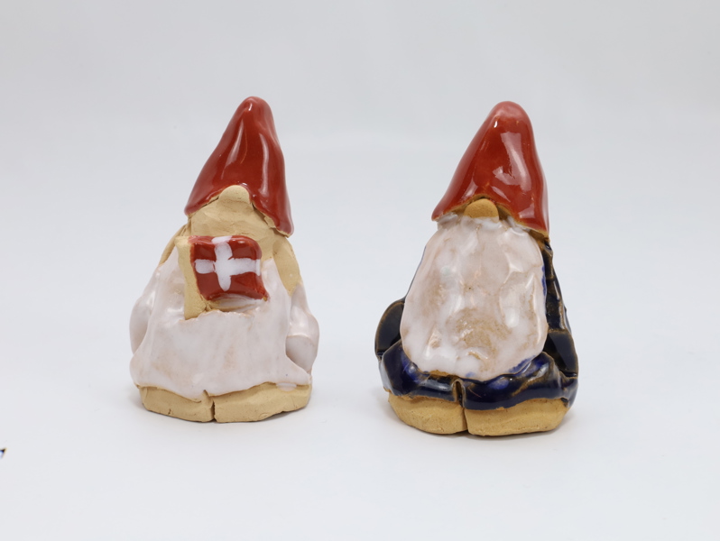 Lenz Falco – to keramiske nissefigurer, høyde ca. 5,5 cm
