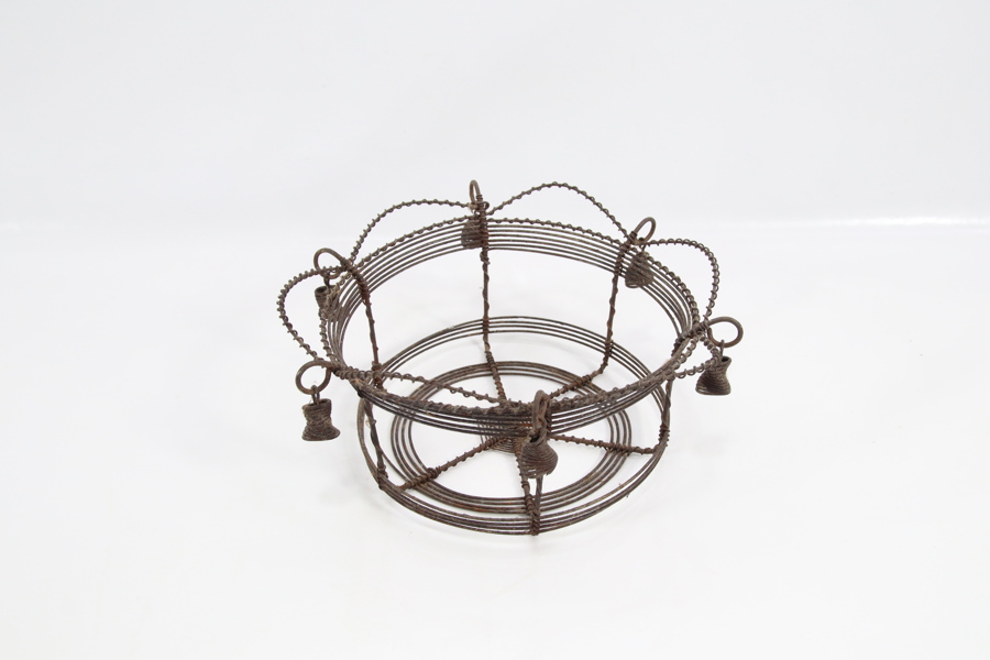 Gammel trådarbeidskurv laget av reisende
