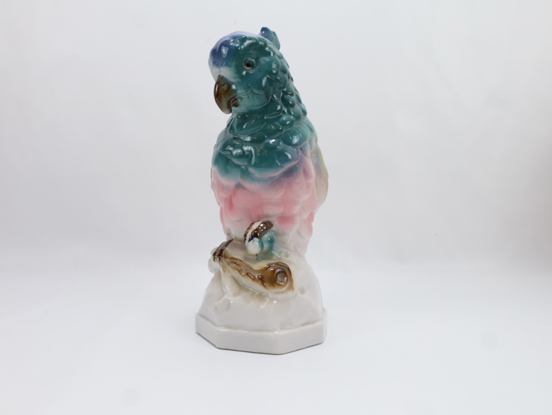 Keramisk porselens figur – papegøye på sokkel, høyde 20,5 cm
