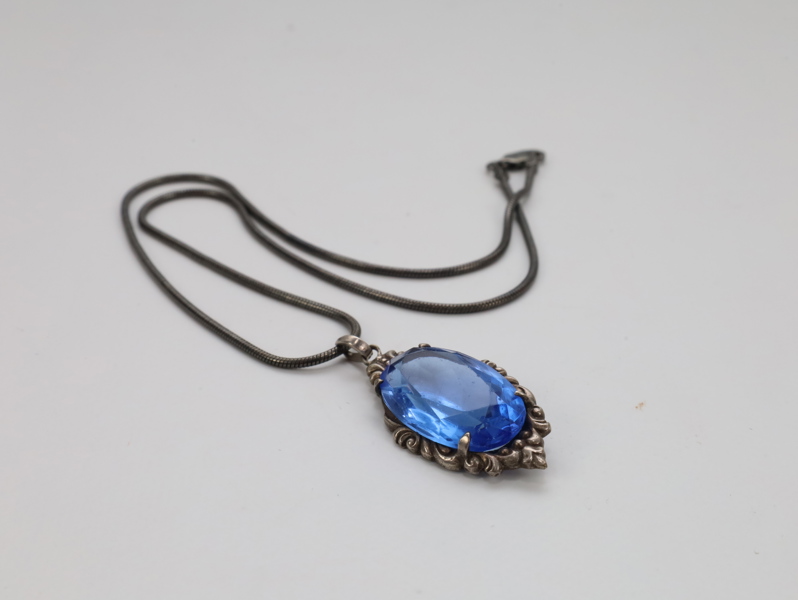 Anheng i sølv med blå fasettslipt stein, vintage art nouveau-stil
