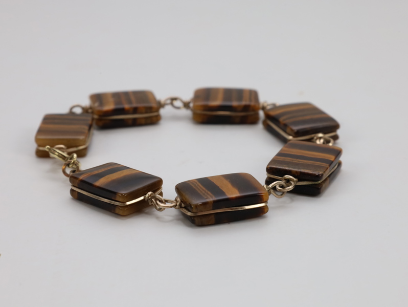 Armbånd med rektangulære tigerøye-steiner, lengde ca. 21 cm
