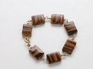 Armbånd med rektangulære tigerøye-steiner, lengde ca. 21 cm
