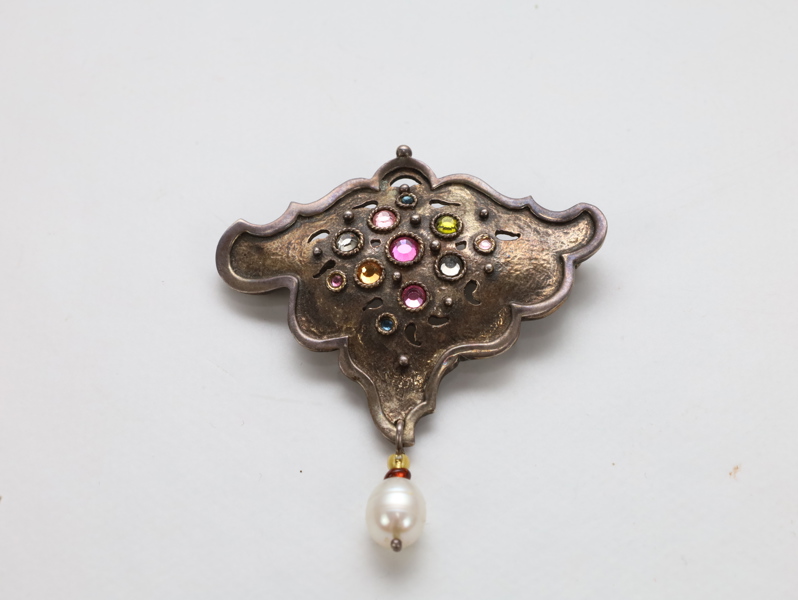 Huldresølv – brosje / nål i sølv 925S med flerfargede krystaller og perle, ca. 5,5 × 6,4 cm
