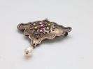 Huldresølv – brosje / nål i sølv 925S med flerfargede krystaller og perle, ca. 5,5 × 6,4 cm