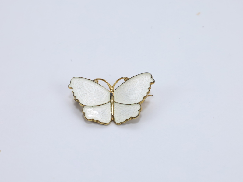 Aksel Holmsen – hvit emaljert sommerfugl-brosje, forgylt sølv (3 x 2 cm)
