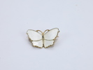 Aksel Holmsen – hvit emaljert sommerfugl-brosje, forgylt sølv (3 x 2 cm)