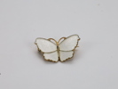 Aksel Holmsen – hvit emaljert sommerfugl-brosje, forgylt sølv (3 x 2 cm)