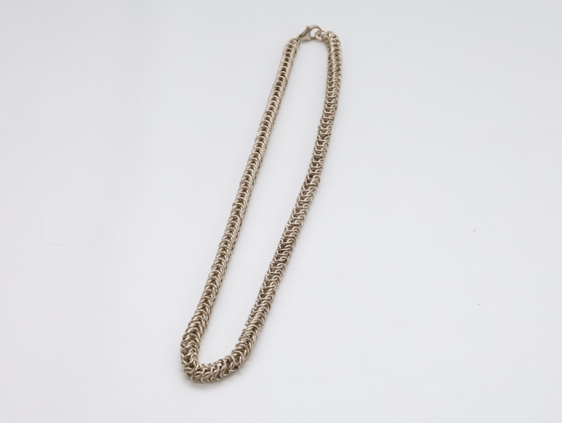Kjede i 925 sølv – håndlaget panserlenke / rundvevd mønster, lengde 42 cm
